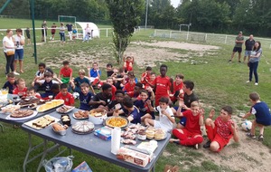 Fin de saison U10/U11 et U12/U13 (28 Juin 2023)...
Un petit moment de convivialité,entre joueurs,éducateurs,dirigeants,et parents pour clôturer les entrainements et la saison 2022/2023.De penser maintenant aux vacances d'été,de se reposer,de se ressourcer et d'y puiser toute l'énergie nécessaire pour aborder le plus sereinement possible et en forme le prochain exercice sportif.(Merci aux éducateurs et aux Parents pour avoir grandement participé à l'élaboration de ce goûter...).  